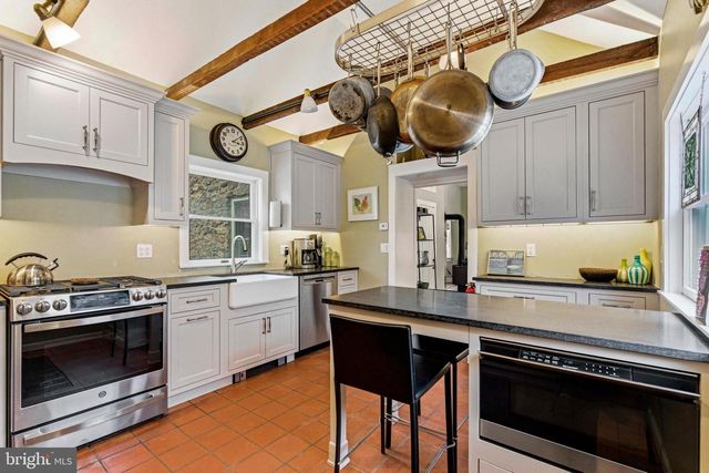 1 WILSON DR, Stockton, NJ 08559