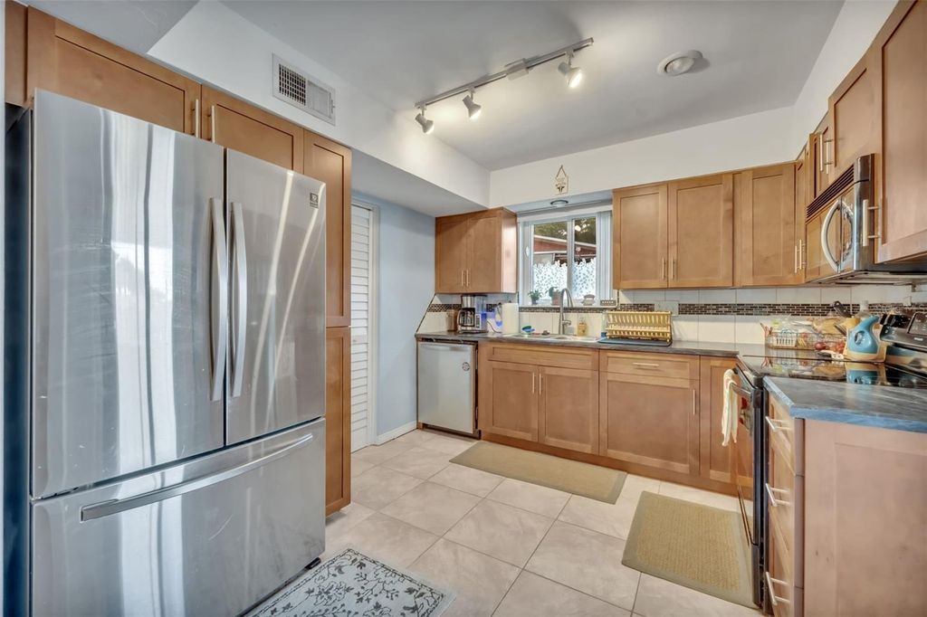 Image 11 of property listing at 715 ALCAZAR AVENUE, Ormond Beach, FL 32174