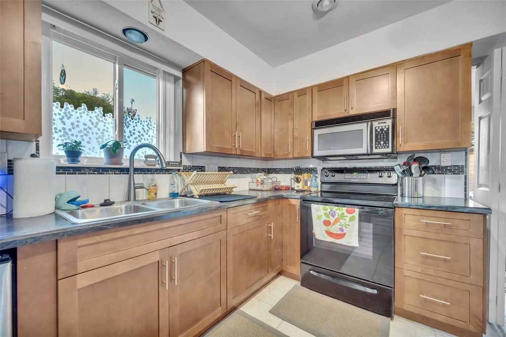 Image 14 of property listing at 715 ALCAZAR AVENUE, Ormond Beach, FL 32174