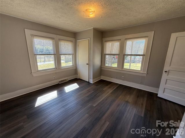 40 Little Knob Road, Asheville, NC 28803