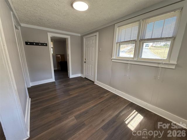 40 Little Knob Road, Asheville, NC 28803