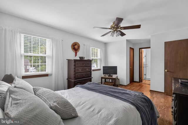 908 RONNIE CIR, Philadelphia, PA 19128
