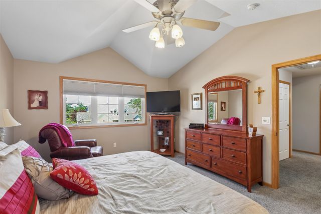 7502 Barnsley Drive, Johnston, IA 50131