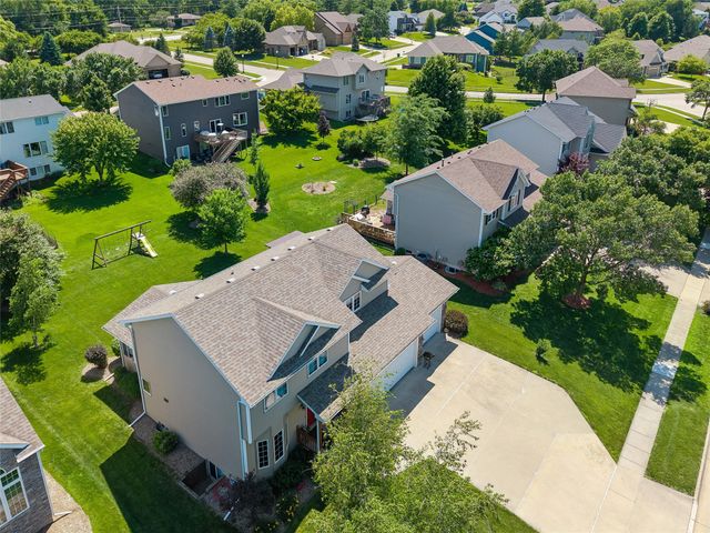 7502 Barnsley Drive, Johnston, IA 50131