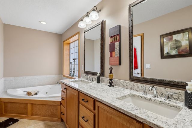 7502 Barnsley Drive, Johnston, IA 50131