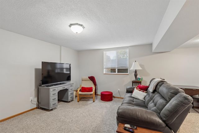 7502 Barnsley Drive, Johnston, IA 50131