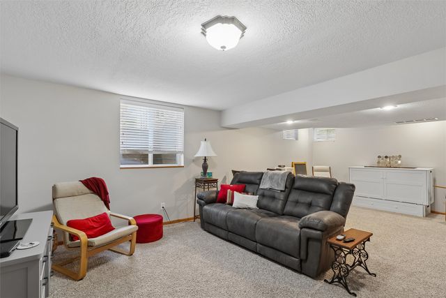 7502 Barnsley Drive, Johnston, IA 50131
