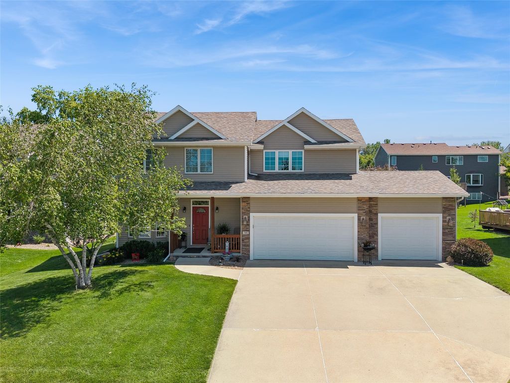 7502 Barnsley Drive, Johnston, IA 50131