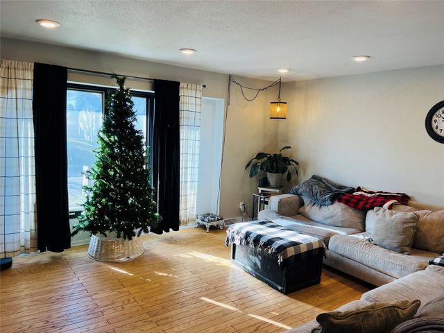 1512 N 5th Ave E Avenue, Newton, IA 50208