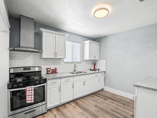1211 E Clinton Avenue, Fresno, CA 93704
