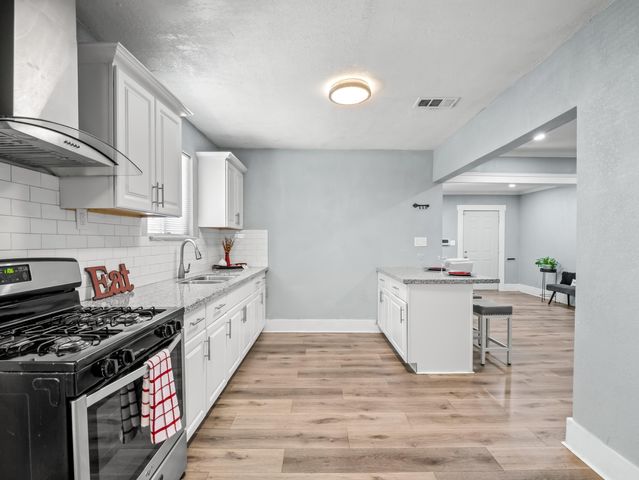 1211 E Clinton Avenue, Fresno, CA 93704