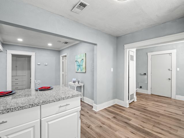 1211 E Clinton Avenue, Fresno, CA 93704