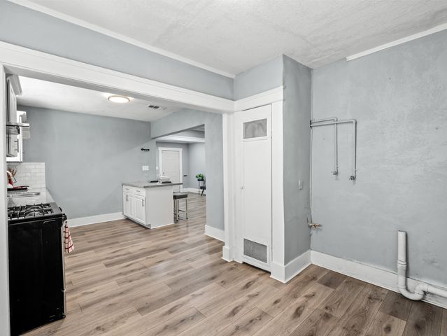 1211 E Clinton Avenue, Fresno, CA 93704