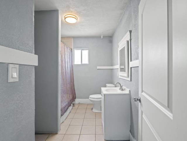 1211 E Clinton Avenue, Fresno, CA 93704