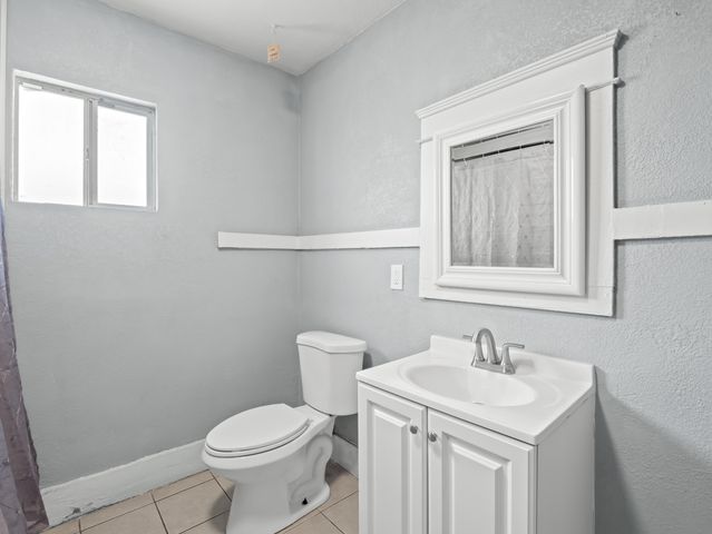 1211 E Clinton Avenue, Fresno, CA 93704