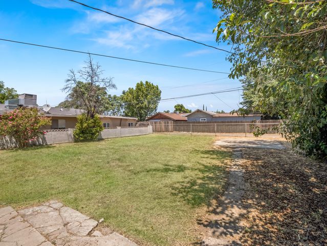 1211 E Clinton Avenue, Fresno, CA 93704