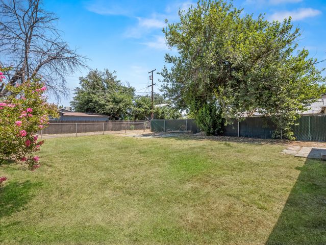 1211 E Clinton Avenue, Fresno, CA 93704