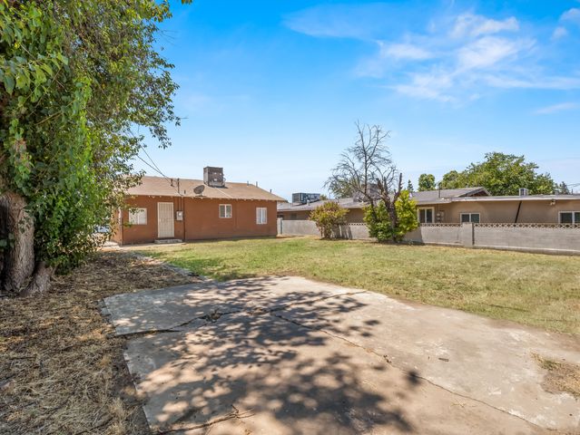 1211 E Clinton Avenue, Fresno, CA 93704