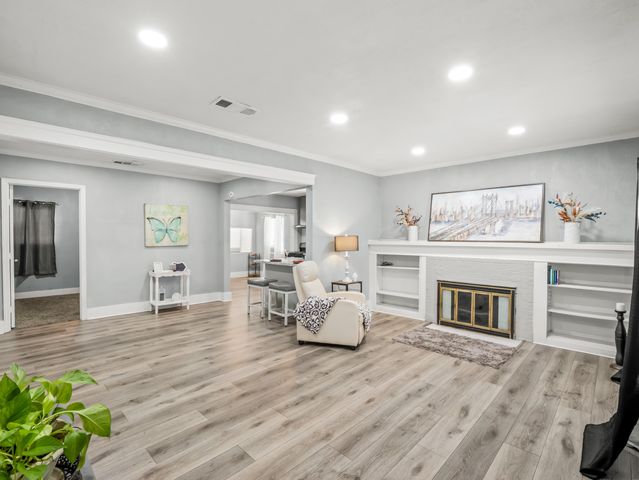 1211 E Clinton Avenue, Fresno, CA 93704