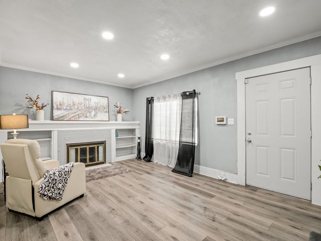 1211 E Clinton Avenue, Fresno, CA 93704