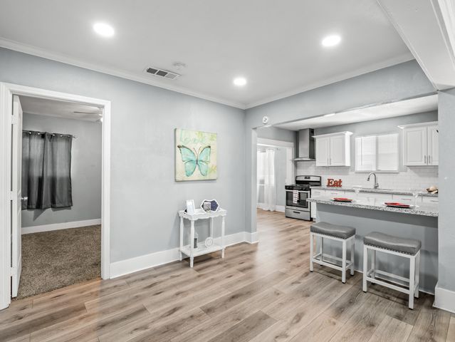 1211 E Clinton Avenue, Fresno, CA 93704