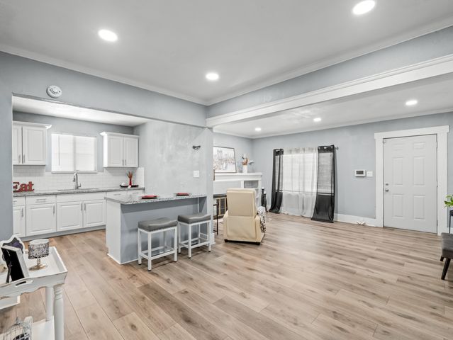 1211 E Clinton Avenue, Fresno, CA 93704