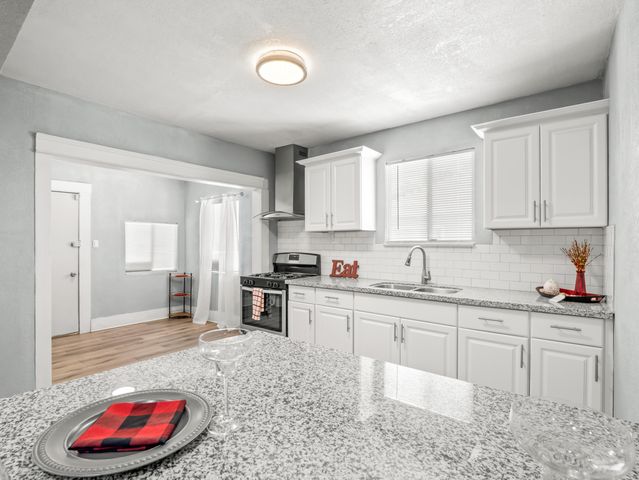 1211 E Clinton Avenue, Fresno, CA 93704