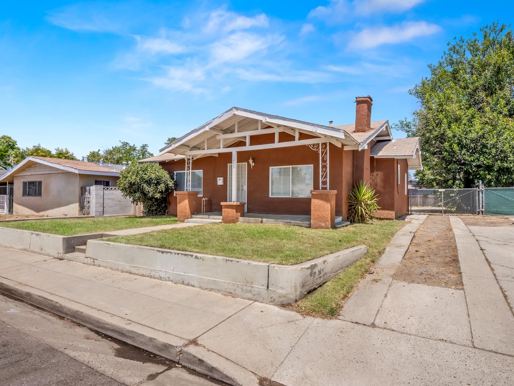 1211 E Clinton Avenue, Fresno, CA 93704