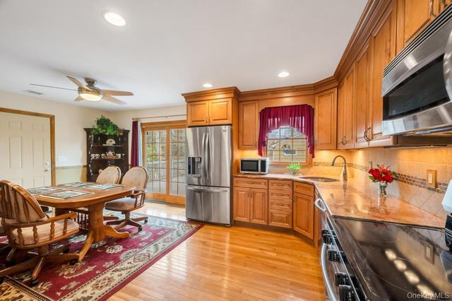 287 6th Avenue, Saint James, NY 11780