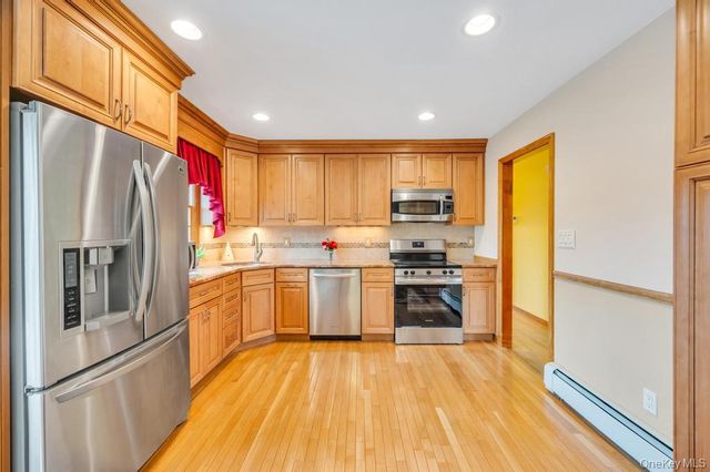 287 6th Avenue, Saint James, NY 11780