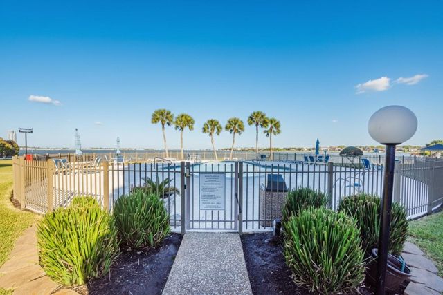 401 Lakeside Lane 203, Houston, TX 77058