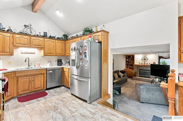 804 Auburn Lane, Papillion, NE 68046