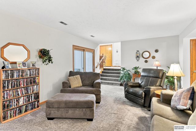 804 Auburn Lane, Papillion, NE 68046