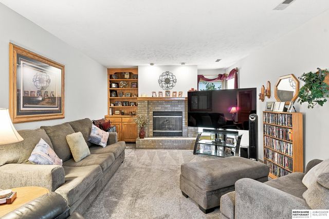804 Auburn Lane, Papillion, NE 68046