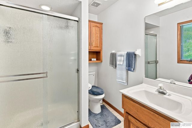 804 Auburn Lane, Papillion, NE 68046