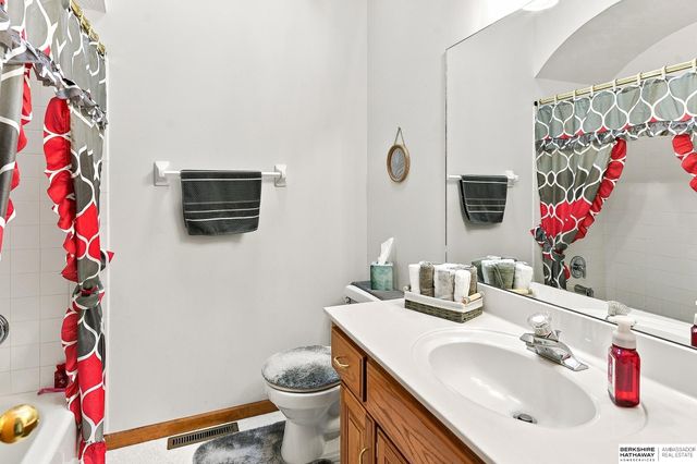 804 Auburn Lane, Papillion, NE 68046