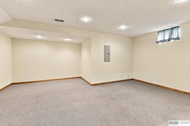 804 Auburn Lane, Papillion, NE 68046