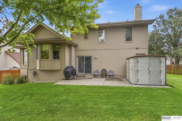 804 Auburn Lane, Papillion, NE 68046