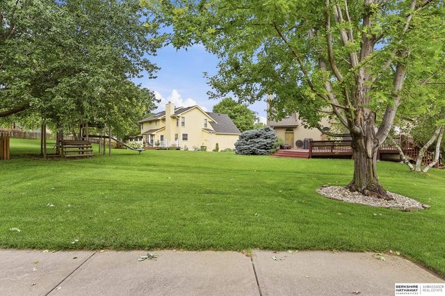 804 Auburn Lane, Papillion, NE 68046