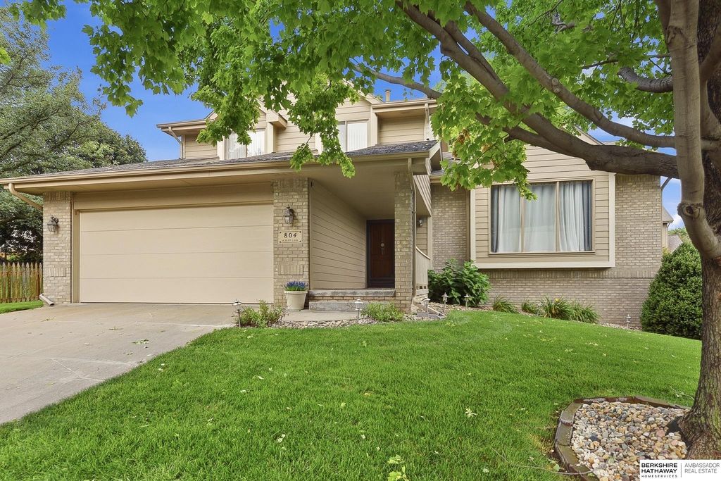 804 Auburn Lane, Papillion, NE 68046