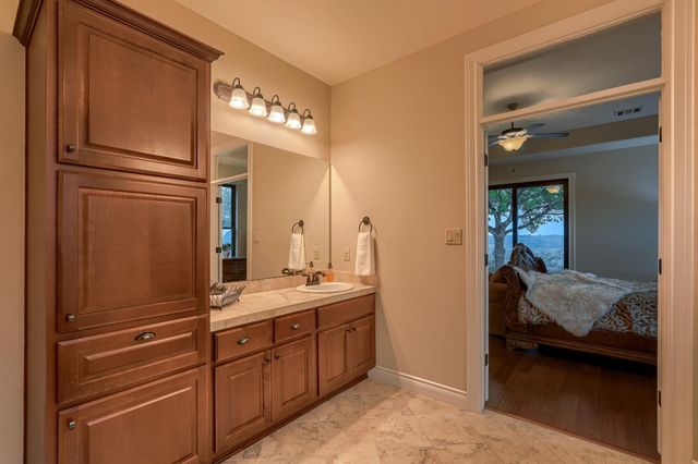 226 Hudson LN, Dripping Springs, TX 78620