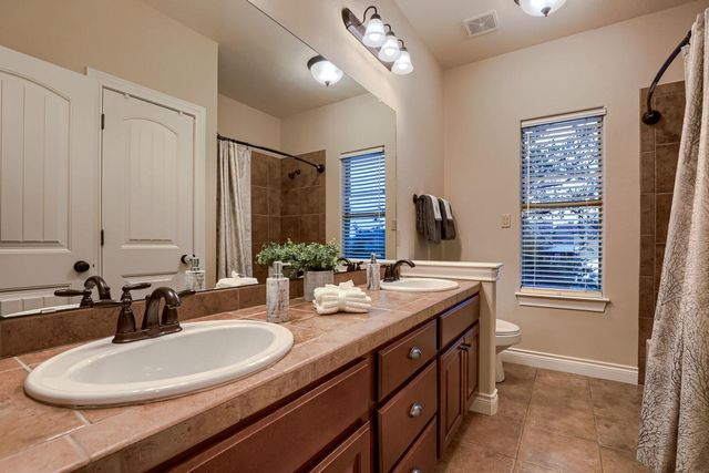 226 Hudson LN, Dripping Springs, TX 78620