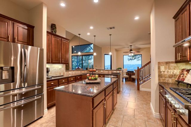 226 Hudson LN, Dripping Springs, TX 78620