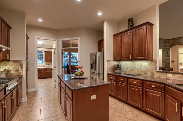 226 Hudson LN, Dripping Springs, TX 78620