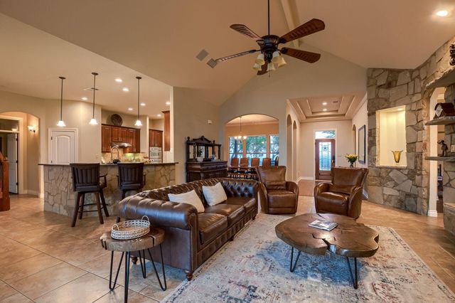 226 Hudson LN, Dripping Springs, TX 78620