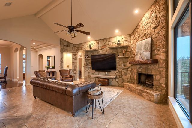 226 Hudson LN, Dripping Springs, TX 78620