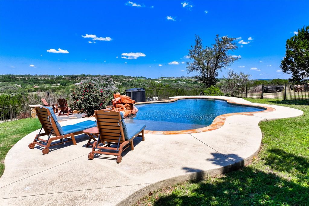 226 Hudson LN, Dripping Springs, TX 78620