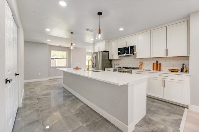 1901 Canyon Creek Court, Pearland, TX 77581