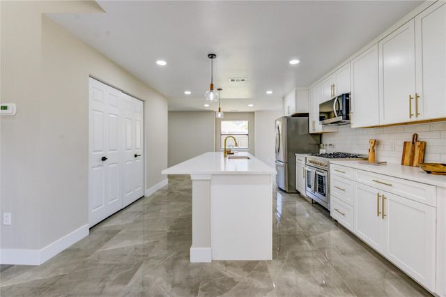 1901 Canyon Creek Court, Pearland, TX 77581