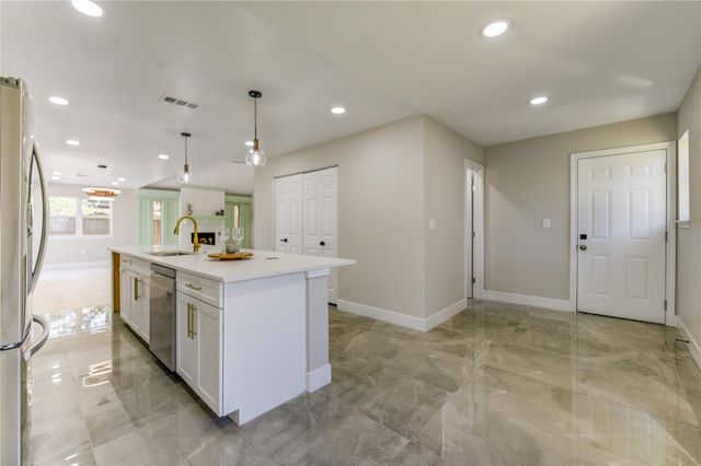 1901 Canyon Creek Court, Pearland, TX 77581